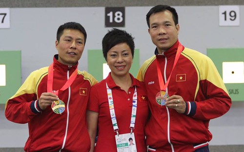 'Muốn vỡ tim với viên đạn cuối của Xuân Vinh' HLV Nguyễn Thị Nhung (giữa) đã có 37 năm gắn bó với bắn súng.