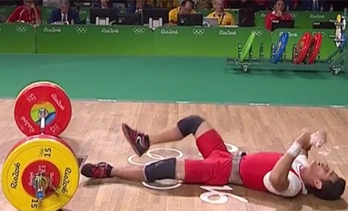 Thạch Kim Tuấn 'ngã về không' ở Olympic 2016 Thạch Kim Tuấn nằm vật ra sàn thất vọng sau lần cử đẩy thứ ba không thành công.