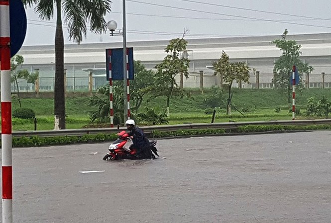 Nhiều khu vực Hà Nội ngập sâu sau bão Nhiều khu vực Hà Nội ngập sâu sau bão
