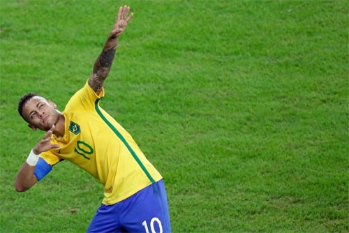 Thắng 'đấu súng', Brazil vô địch bóng đá nam Olympic Neymar ăn mừng bàn thắng kiểu Usain Bolt sau bàn mở tỷ số.