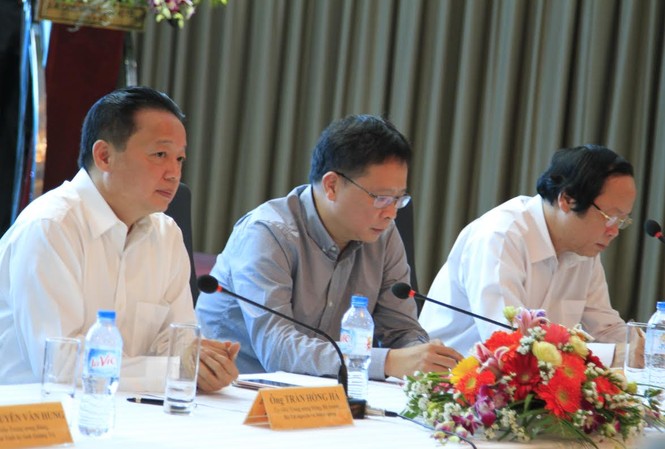 Phần lớn môi trường biển miền Trung an toàn để tắm và nuôi thủy sản Bộ trưởng Bộ Tài nguyên và Môi trường Trần Hồng Hà (trái) ở Hội nghị. Ảnh: Hữu Thành