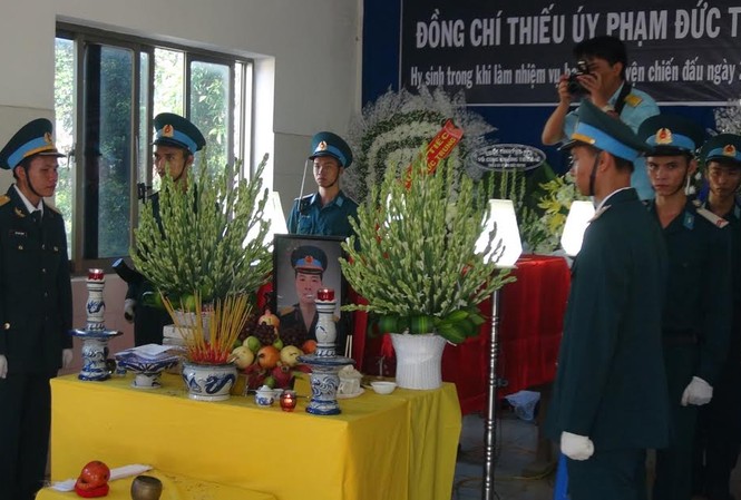 Hành động anh hùng của phi công L-39 Lễ tang học viên phi công Phạm Đức Trung được tổ chức trang trọng theo nghi thức lễ tang quân đội.