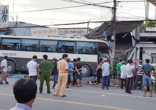 Ôtô chở khách hành hương lao vào nhà dân Hiện trường vụ tai nạn. Ảnh: Phúc Hưng