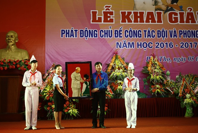 Phát động chủ đề công tác Đội, phong trào thiếu nhi 2016 - 2017 Anh Nguyễn Long Hải, Bí thư T.Ư Đoàn, Chủ tịch Hội đồng Đội T.Ư trao tặng liên đội trường THCS Văn Lang bức tranh "Bác Hồ quàng khăn đỏ cho thiếu nhi".