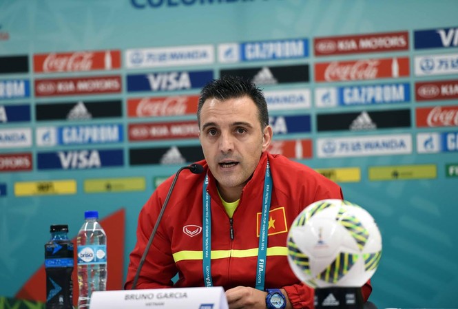 Tuyển Futsal Việt Nam ở World Cup: Núi cao, quyết tâm lớn HLV Bruno Garcia trong buổi họp báo trước giải. Ảnh: VFF