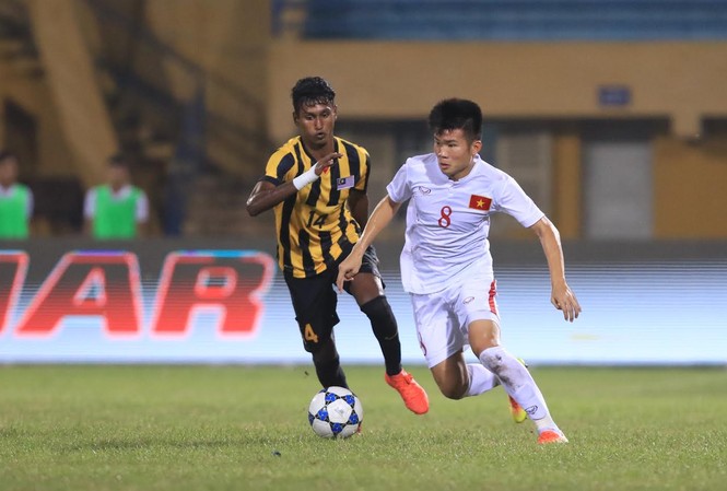 Thắng Malaysia, U19 Việt Nam vào bán kết giải Đông Nam Á U19 Việt Nam (áo trắng) kết thúc vòng bảng với chiến thắng trước các cầu thủ Malaysia.