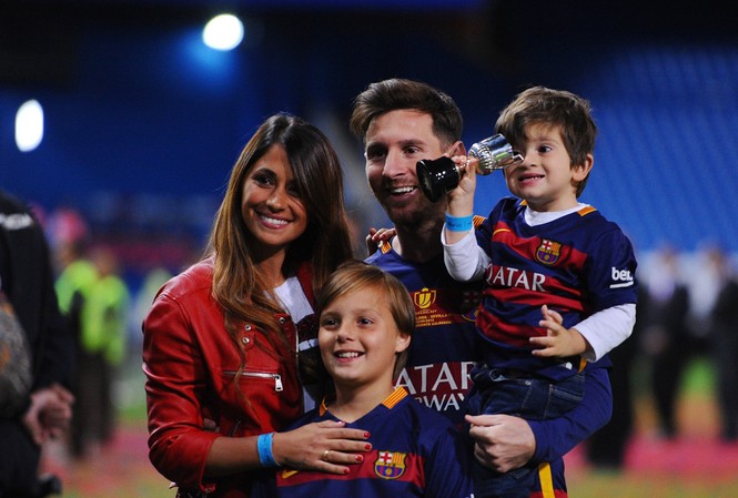 Messi cho cậu cả đi học 'mẫu giáo' bóng đá Messi quyết định cho con trai (phải) vào lớp "mẫu giáo" bóng đá.