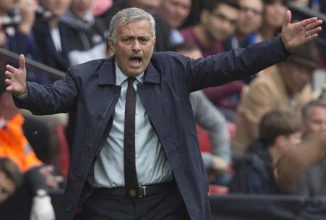 Mourinho bị thắt hầu bao ở 'phiên chợ' Đông "Dải thiên hà" của Mourinho đang quay cuồng trong thất bại khi thua liền 3 trận ở các mặt trận.