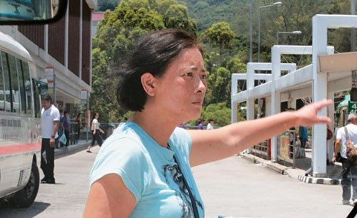 'Ngọc nữ' Lam Khiết Anh tái phát bệnh tâm thần Lam Khiết Anh lang thang trên đường phố, gào khóc đòi xá lợi của cha mẹ. Ảnh: 163.