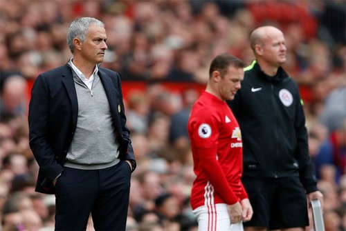Mourinho gọi Rooney là 'người đàn ông của tôi’ Mourinho trước nay vẫn thích Rooney, thậm chí từng suýt kéo cầu thủ này về Chelsea. Ảnh: Reuters.