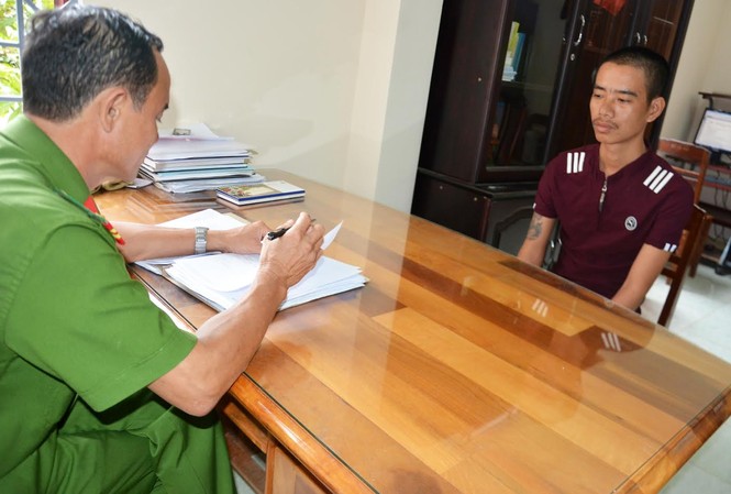Nghi phạm cầm đầu nhóm cưa trộm gỗ hương đầu thú Nguyễn Anh Huyện tại cơ quan điều tra