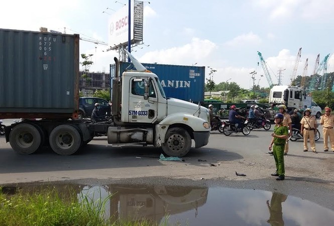 Tông vào xe container, nam thanh niên văng xa 10m tử vong Hiện trường vụ tai nạn.