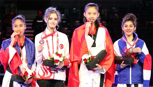 Kim Ngân đoạt HCV Taekwondo trẻ thế giới Kim Ngân (thứ hai từ bên phải) rạng ngời trong thời khắc nhận HCV.