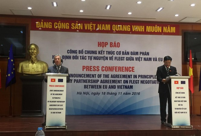 Đảm bảo gỗ xuất vào EU có nguồn gốc hợp pháp Cao ủy EU về Môi trường Karmenu Vella và Bộ trưởng Nông nghiệp và Phát triển Nông thôn Nguyễn Xuân Cường tại buổi họp báo công bố đạt được thỏa thuận trên nguyên tắc đối với FLEGT VPA.