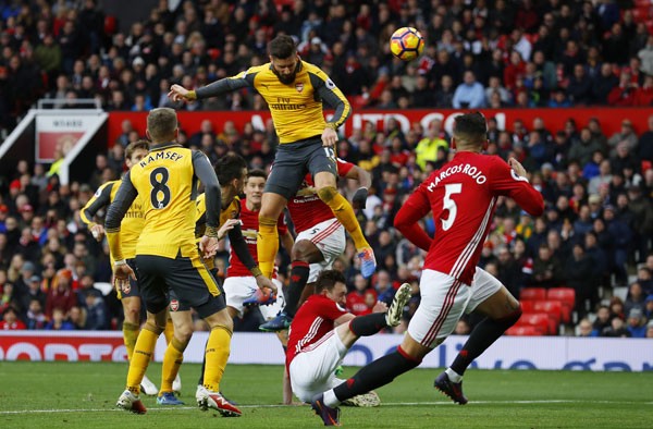 Giroud giải cứu Arsenal ở 'hang Quỷ' Giroud đánh đầu ghi bàn gỡ hòa 1-1 cho Arsenal ở phút 89.