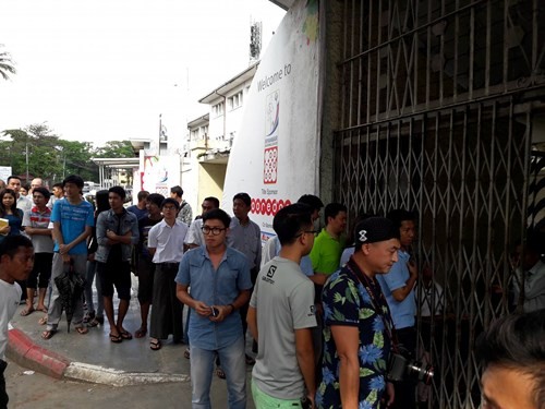 CĐV Việt Nam 'gian nan' săn vé trận đấu với Myanmar Để mua vé, CĐV phải mang theo cả giấy tờ tùy thân.