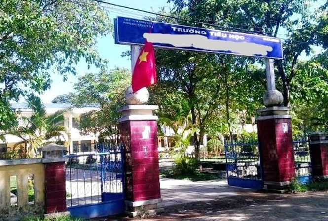 Ba phụ nữ xông vào trường làm nhục cô giáo Trường tiểu học T.V, nơi xảy ra sự việc.