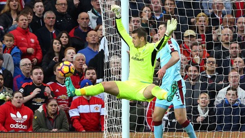 Man United: Từ Quỷ đỏ thành... quỷ ám Thủ môn Tom Heaton (Burnley) chơi như lên đồng trước M.U