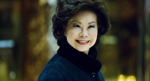 Ông Trump đề cử một phụ nữ Mỹ gốc Hoa làm bộ trưởng Bà Elaine Chao, cựu bộ trưởng Lao động, hôm 21/11 đến Tháp Trump. Ảnh: AP