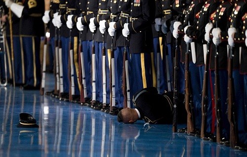 Lính Mỹ ngất xỉu trong lễ từ biệt của ông Obama Thành viên đội danh dự Mỹ ngất xỉu trong lễ từ biệt của Obama. Ảnh: AFP