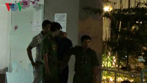 Lời khai của nghi phạm giết nữ sinh bỏ xác thùng xốp ở Sài Gòn Nghi phạm được trùm kín mặt dẫn giải đến hiện trường để phục vụ công tác điều tra. Ảnh: VOV