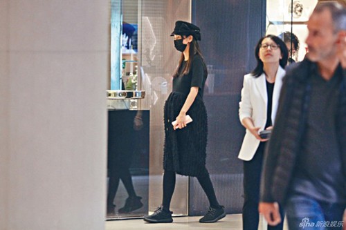 Angelababy sinh con trai cho Huỳnh Hiểu Minh Angelababy vác bụng bầu đi mua sắm tại một trung tâm thương mại vào ngày 14/1.