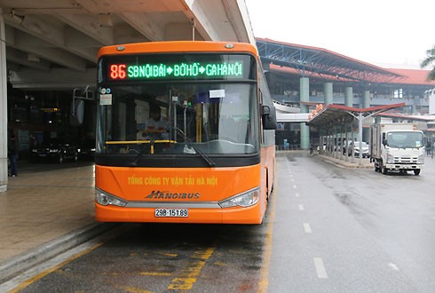Yêu cầu thêm xe buýt chạy đêm ở sân bay Nội Bài dịp Tết Xe buýt sân bay Nội Bài đóng bến lúc 23h30 chiều từ sân bay về trung tâm thành phố. Ảnh: Xuân Hoa.