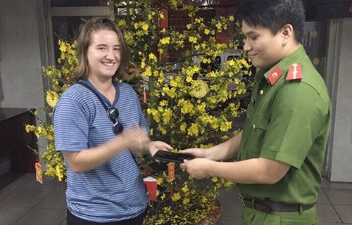 Đặc nhiệm Sài Gòn quật ngã kẻ cướp iPhone của nữ du khách Nữ du khách tươi cưới khi được trả điện thoại.