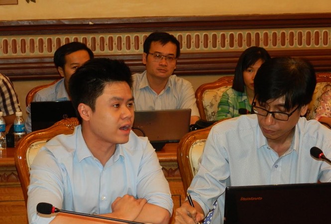 'Thiếu gia' mở chợ phiên cho người bán hàng rong Sài Gòn Ông Phan Thành trình bày phương án chợ phiên tại cuộc họp với UBND TPHCM.