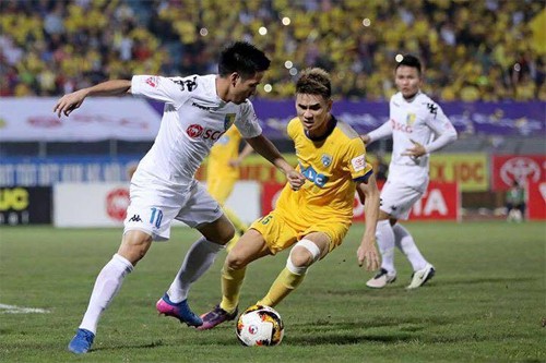 Đá phản lưới nhà, cầu thủ Thanh Hóa dằn vặt trắng đêm Tiến Thành (phải) trong trận đấu với Hà Nội hôm qua.