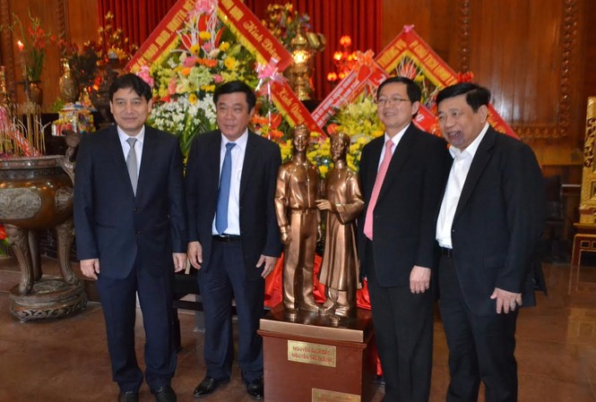 Trao tặng Nghệ An mẫu tượng 'Nguyễn Sinh Sắc và Nguyễn Tất Thành' Lãnh đạo tỉnh Bình Định trao tặng Nghệ An tượng mô phỏng “Cụ phó bảng Nguyễn Sinh Sắc và Nguyễn Tất Thành”.