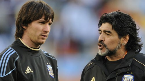 Maradona cầu viện Chủ tịch FIFA giảm án cho Messi Maradona từng dẫn dắt Messi tại World Cup 2010. Ảnh: Reuters