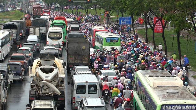 Đường về các tỉnh miền Tây kẹt cứng ngày đầu kỳ nghỉ lễ Hàng vạn phương tiện ùn ùn đổ về cửa ngõ TPHCM đi các tỉnh miền Tây trên QL1 sáng 29/4 đã khiến khu vực ùn tắc hết sức nghiêm trọng.