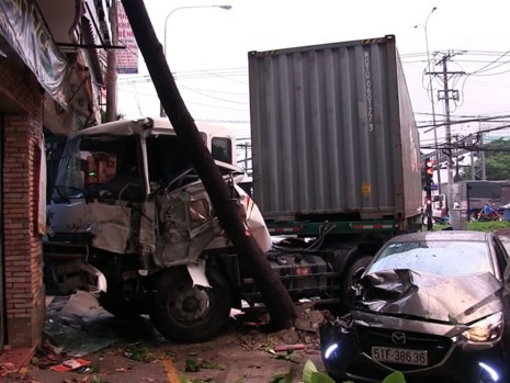 Bé 3 tuổi tử vong sau cú đâm kinh hoàng của xe container Chiếc xe container đâm vào nhà dân ven đường.