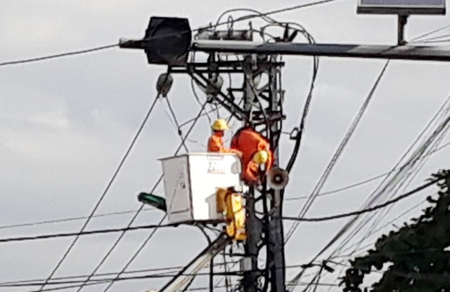 Công nhân bị điện giật bất tỉnh trên trụ điện Anh Sơn bất tỉnh trên trụ điện khi tiến hành sửa chữa
