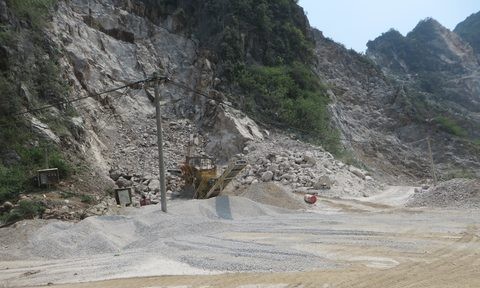 Rơi từ núi cao 50m xuống đất, công nhân mỏ đá chết thảm Hiện trường vụ việc