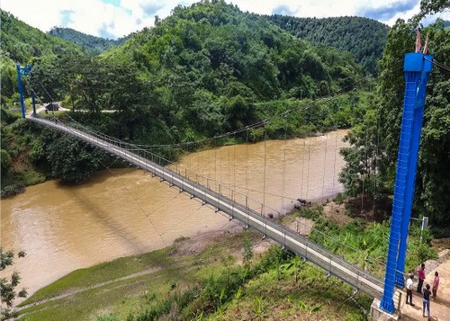 Cây cầu treo 'chở con chữ' giúp người dân thôn nghèo Yên Bái Kể từ khi có cầu treo Ngòi Hút, trẻ em không phải phải nghỉ học vào ngày mưa và cuộc sống của người dân cũng thuận lợi hơn. Ảnh: Nguyễn Trung.