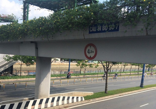Thanh niên bị lột quần áo, cướp tài sản trên cầu bộ hành Cầu bộ hành số 7 nơi xảy ra vụ cướp