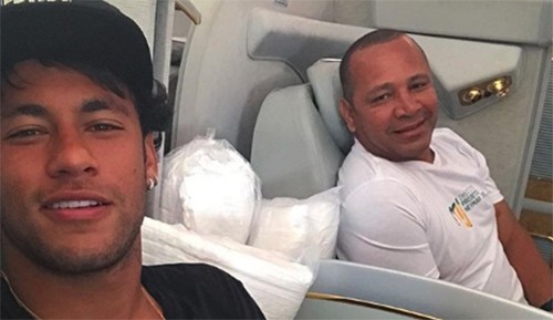 Bố Neymar sắp nhận 73 triệu USD trong một tuần Bố Neymar đứng sau dàn xếp mọi vụ chuyển nhượng của con trai.
