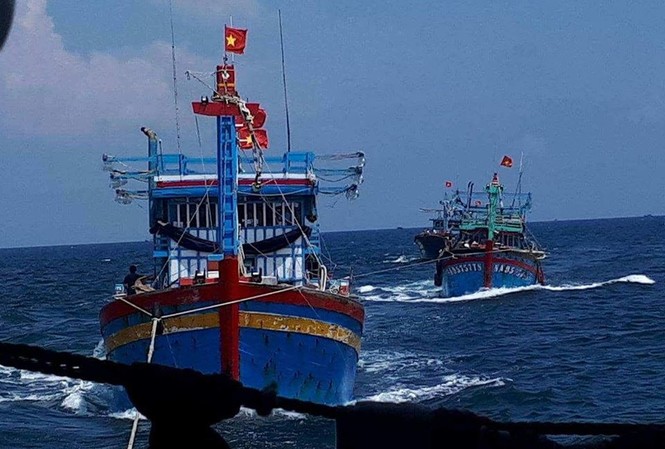 Tàu cá Nghệ An gặp nạn trên đường vào bờ tránh bão Lai dắt tàu gặp nạn vào bờ.
