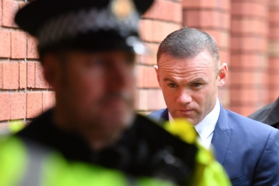 Rooney hầu tòa vì đêm say bên gái lạ Wayne Rooney trên đường đến tòa. Ảnh: Getty Images