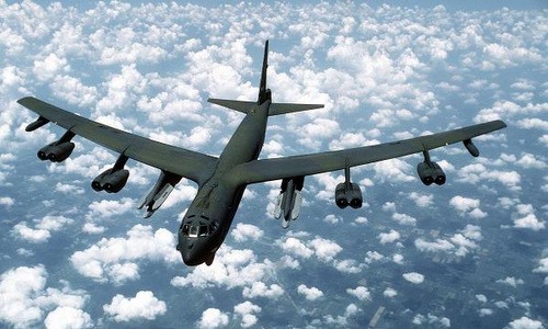 Máy bay B-52 'vô dụng' nếu thiếu tên lửa hành trình hạt nhân Máy bay ném bom B-52 mang theo tên lửa ALCM đời cũ. Ảnh: Military.com.