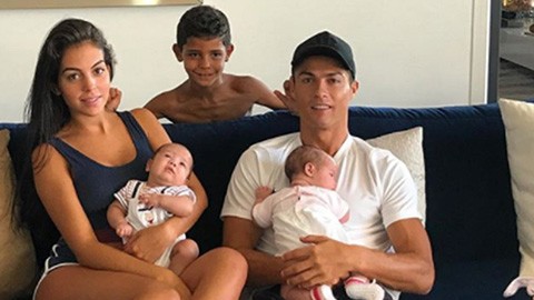 Chị gái lộ chuyện Ronaldo sắp có thêm 'tiểu công chúa' Chị gái lộ chuyện Ronaldo sắp có thêm 'tiểu công chúa'
