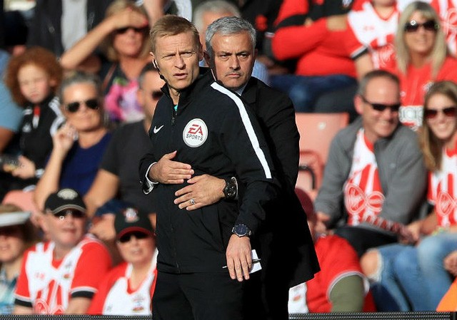 Mourinho bị đuổi ở trận gặp Southampton vì... 'âu yếm' trọng tài Mourinho được cho là có hành vi không đúng mực với trọng tài