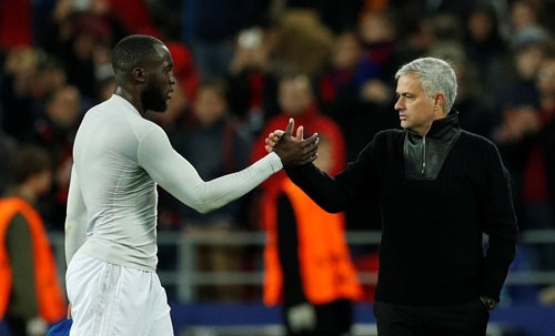 Mourinho khen nức nở trận thắng của M.U Mourinho bắt tay Lukaku sau khi trận đấu với CSKA kết thúc. Ảnh: Reuters.