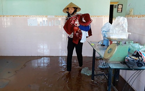 Hàng chục hộ dân tháo chạy vì vỡ bờ kênh ở Vũng Tàu Người dân ở Vũng Tàu sơ tán tài sản sau sự cố vỡ kênh, nước tràn vào nhà.