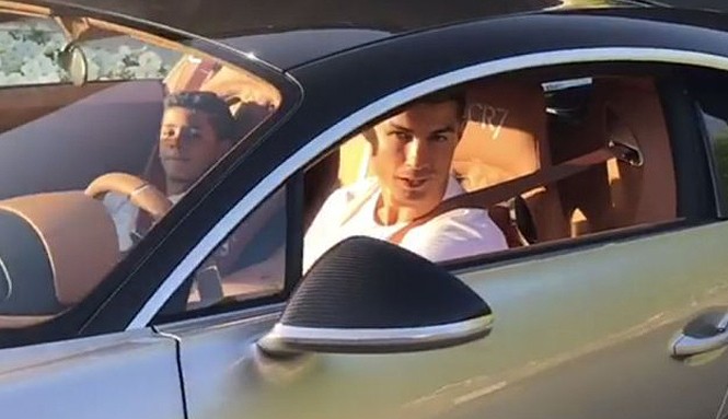 Ronaldo chi 2,4 triệu USD tậu 'quái vật' Bugatti Chiron Ronaldo chi 2,4 triệu USD tậu 'quái vật' Bugatti Chiron