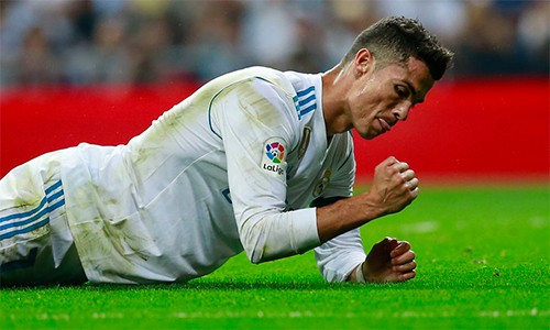 Đồng đội bênh vực Ronaldo trước chuỗi trận tịt ngòi Ronaldo thất vọng ra mặt vì không thể ghi bàn trong trận đấu với Espanyol.