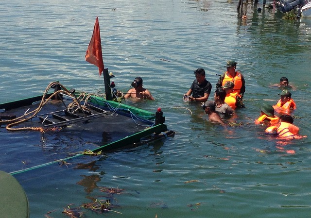 Tàu câu mực đâm chìm tàu du lịch ở Cửa Đại Lực lượng Biên phòng Cửa Đại đang tiến hành trục vớt tàu bị chìm