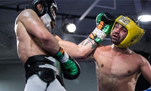 Cựu vô địch quyền Anh thế giới thách đấu võ sĩ MMA McGregor Malignaggi (phải) làm quân xanh choMcGregor tập luyện trước trận đấu với Mayweather hồi tháng 8.